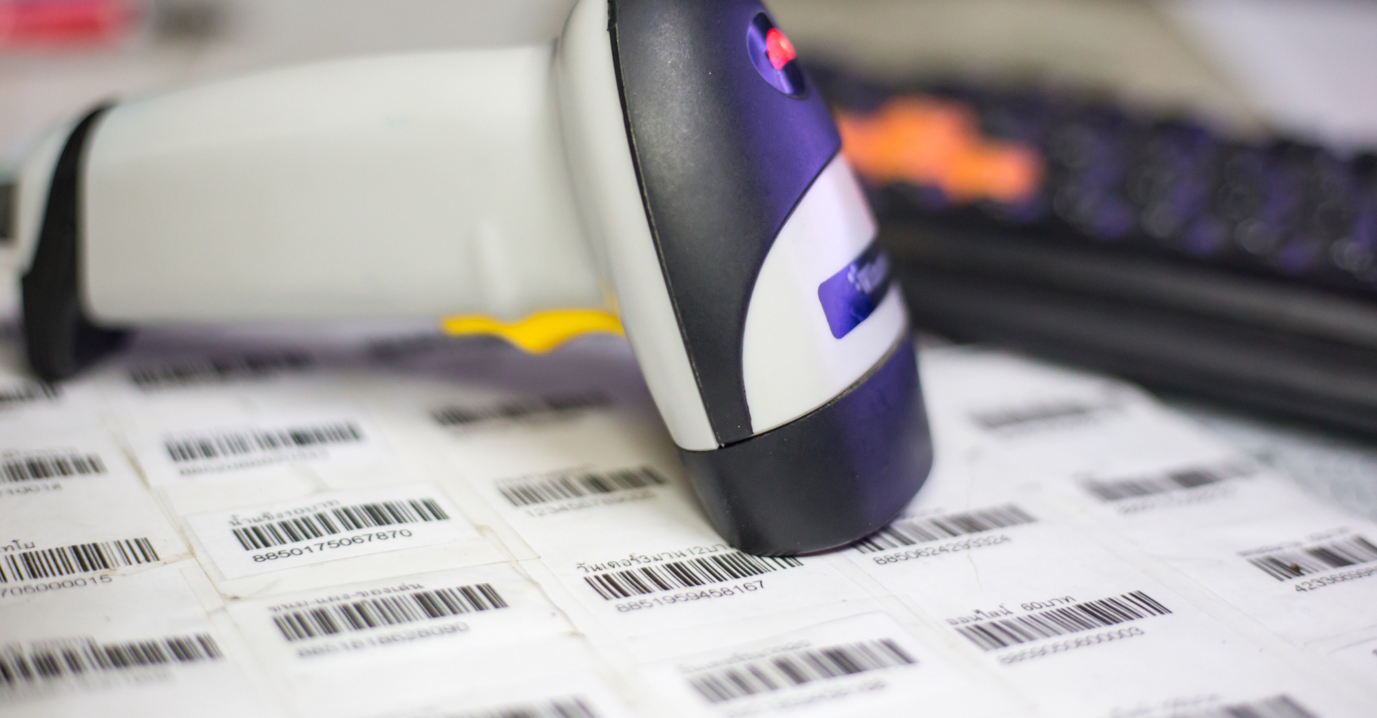 Handscanner liegt auf Barcode-Etiketten