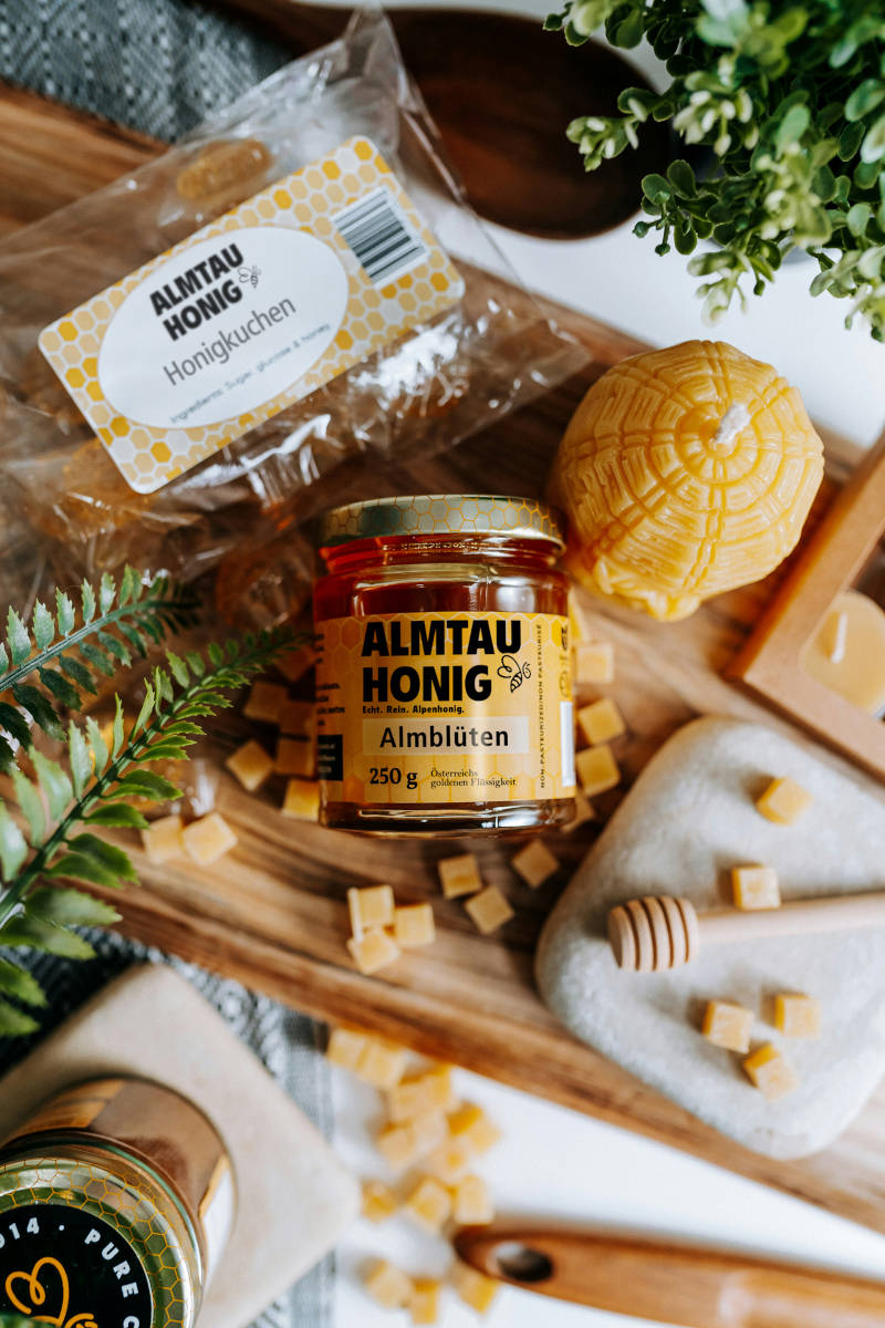 Verschiedene Produkte aus Bienenwachs und Honig auf einem Tisch