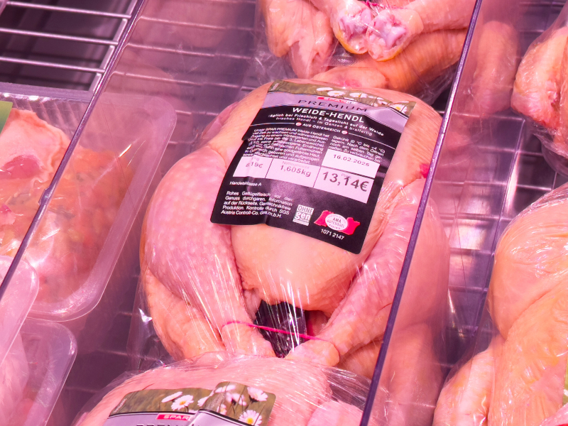 Hähnchen in der Kühlung mit informativem Etikett