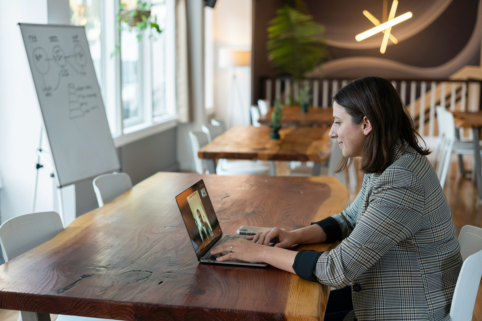 Frau im Videoanruf am Arbeitsplatz