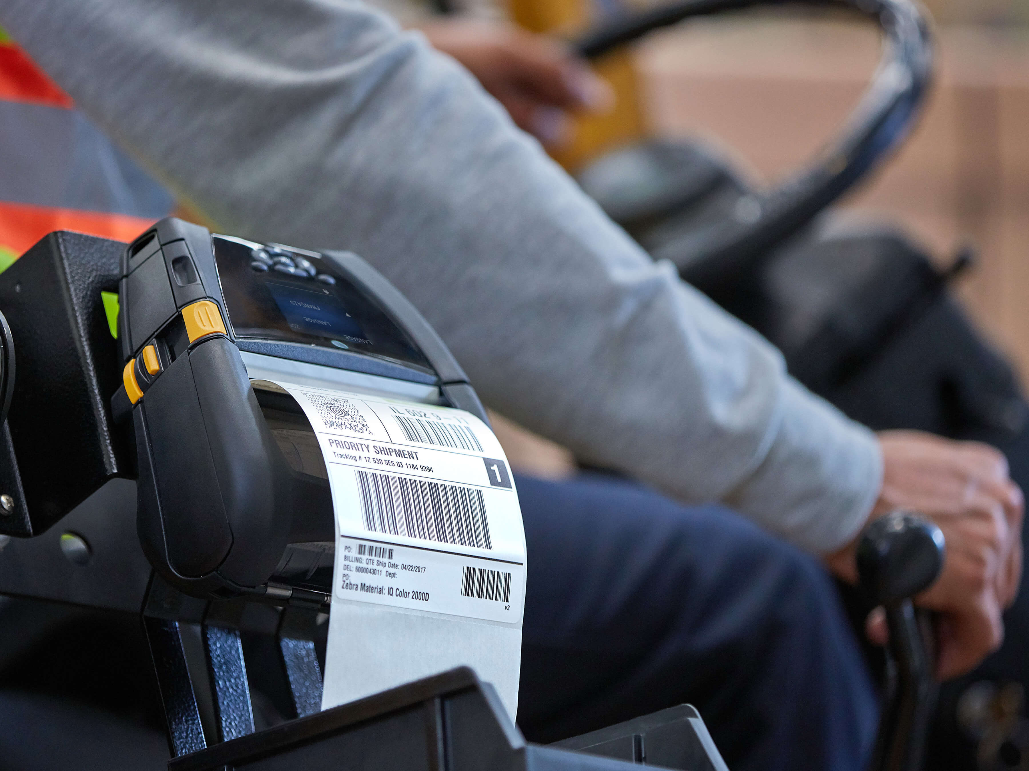 Mobiler Etikettendrucker druckt Barcode