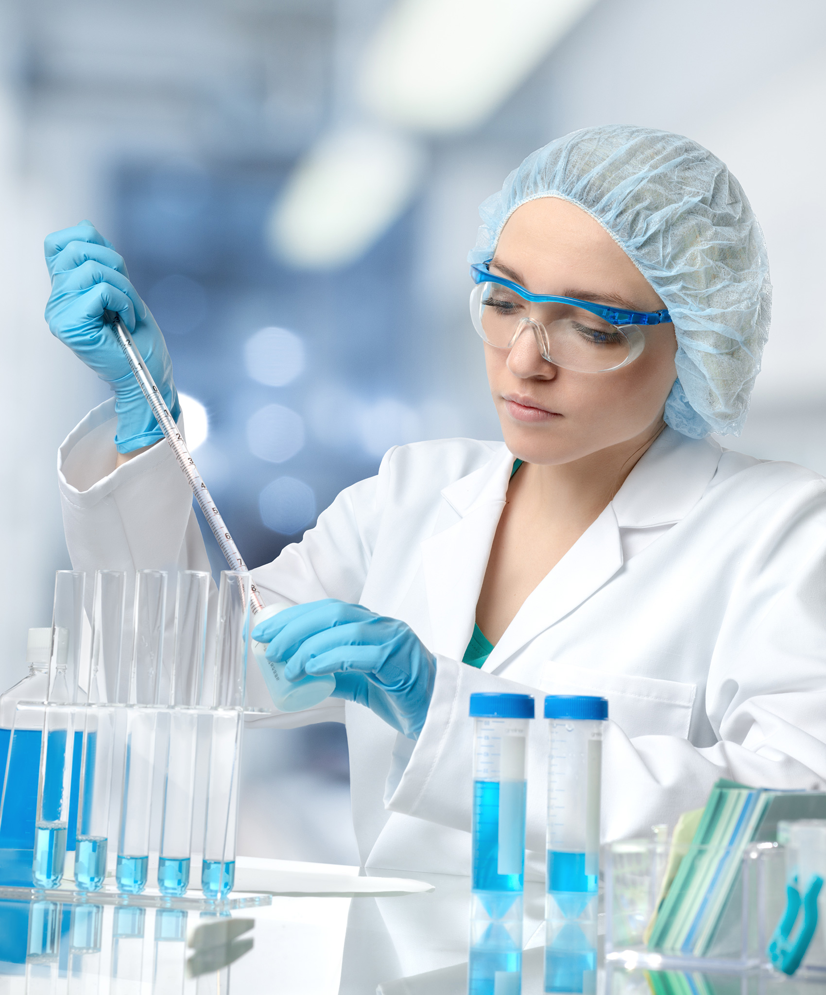 Junge Wissenschaftlerin oder Technikerin arbeitet im Labor